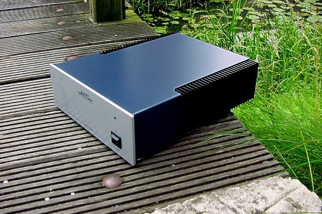 [Power-Amp M4 front and side]